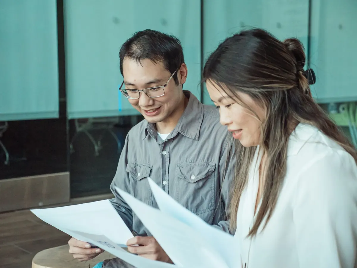 Hai đồng nghiệp cùng xem tài liệu in